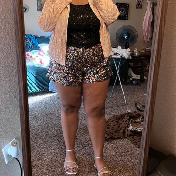 🪩 PLUS Sequin Shorts 🪩 - Picture 4 of 7